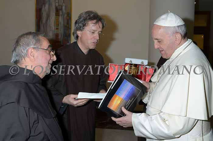 Libro fotografico per i Carmelitani Scalzi  in dono a Papa Francesco