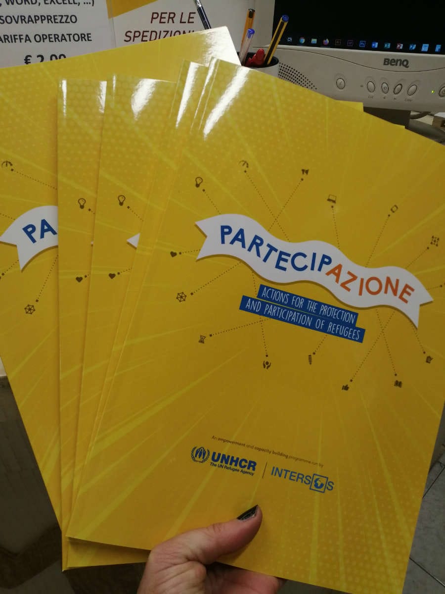 Brochure carta patinata e copertina plastificata in brossura per Intersos